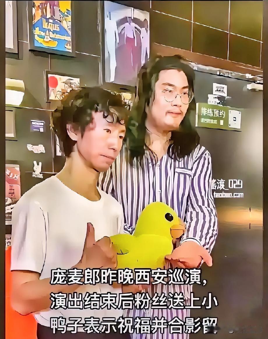 说起国际巨星庞麦郎，大家肯定忘不了那首《我的滑板鞋》。他进过2次精神病院，到底得