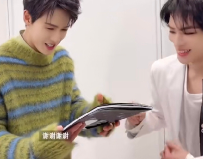 今夕是何年！肖俊跨年后台给李昀锐送专辑了哈哈哈哈哈