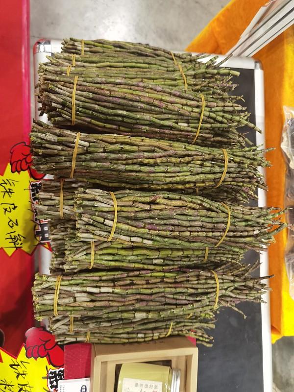 中药材一铁皮石斛前阵子熬夜写小说，连着一周天天灌冰美式，胃反酸得