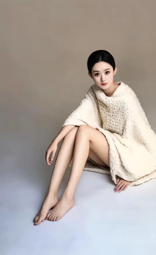 赵丽颖，165cm，一双炯炯有神的大眼睛，光脚坐在地上，最完美的脚！