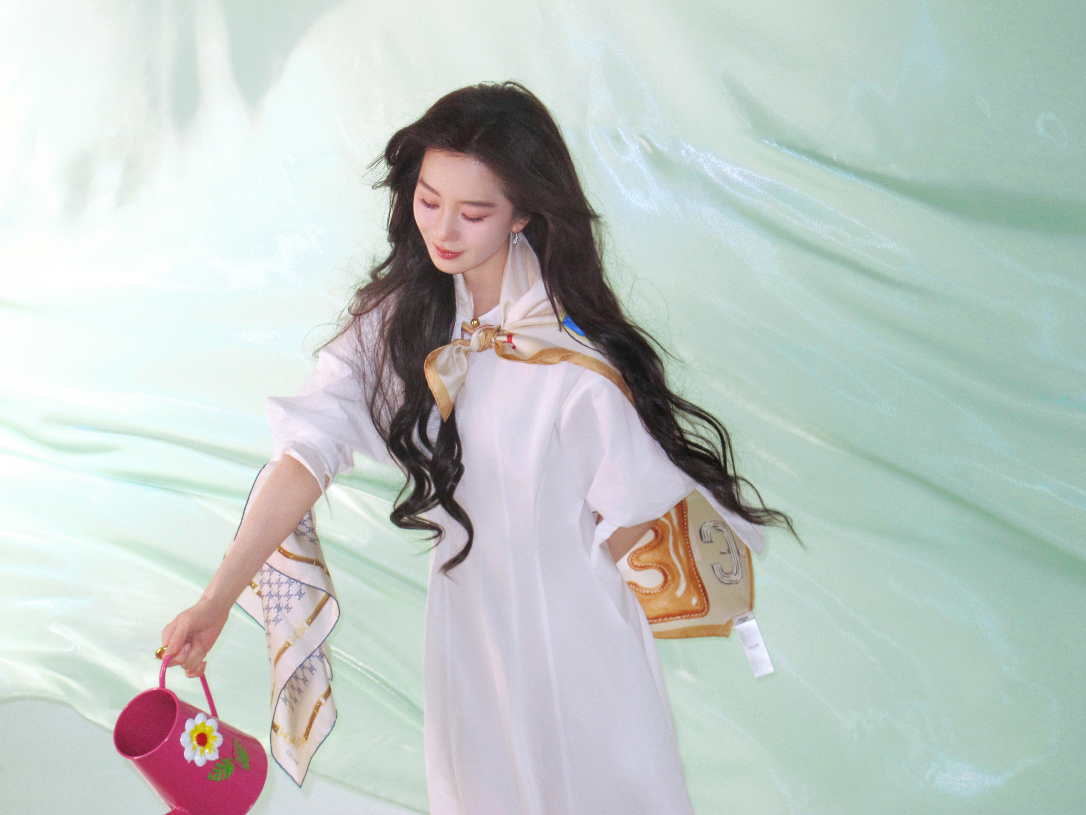 刘诗诗 板报速报 在自然的底色里，遇见更舒展的自己。生日快乐，我们最美好的诗诗～