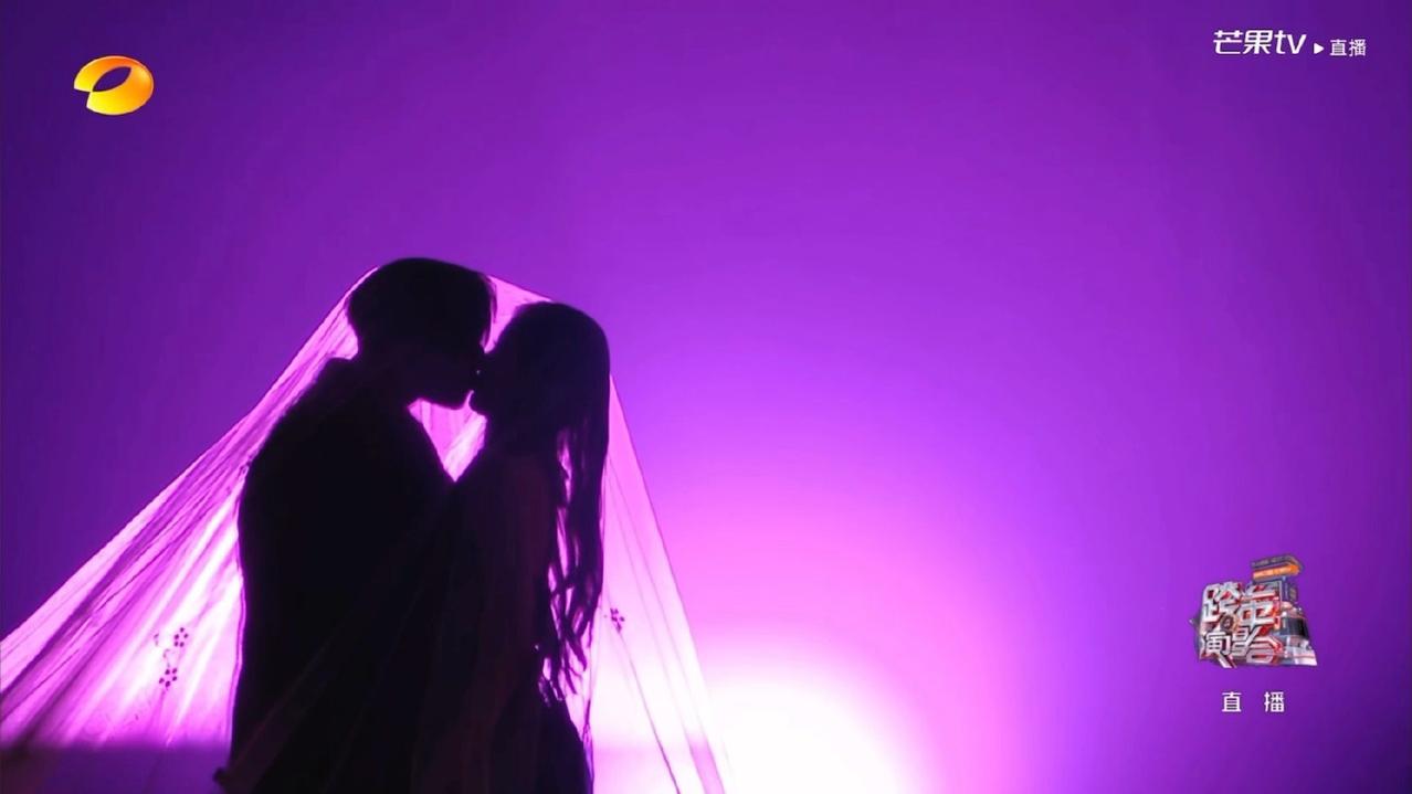 无语，不能回家关起门恩爱吗？跨年夜晚会不是在家里阳台，黄子韬和徐艺洋就这么水