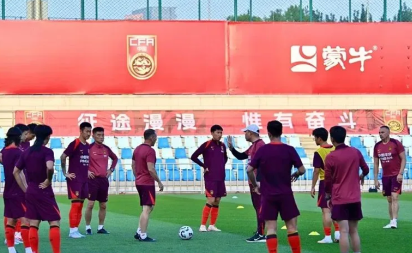 国足确认重回双后腰战术7月2日晚间一练，7月3日全天两练，中国队在代理主教练
