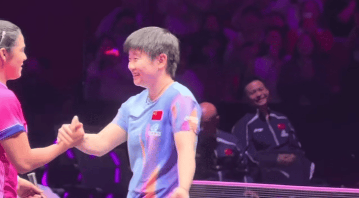 德华就像老父亲一样看着莎莎，看的人心暖暖的。多哈那一个月，德华一直在跟赛，回