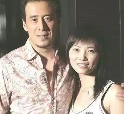 1996年，被女友养了3年的杨坤，终于把女友熬得山穷水尽，分手时，女友摘下唯一值