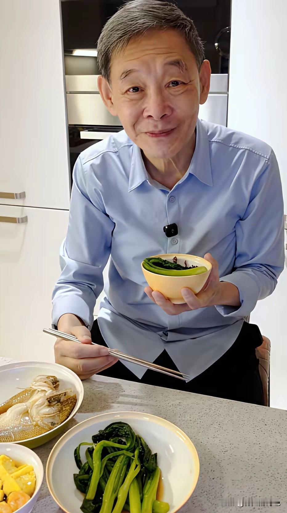 李老师日常餐食简单清淡，笑容温和，把平凡的日子过得有滋有味，从容又通透✨