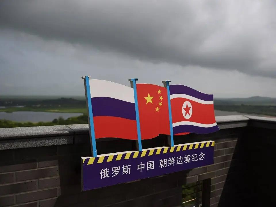 俄朝这步棋，把全世界都看懵了一座造价1亿美元的公路桥，连接的却是两个年贸易额仅