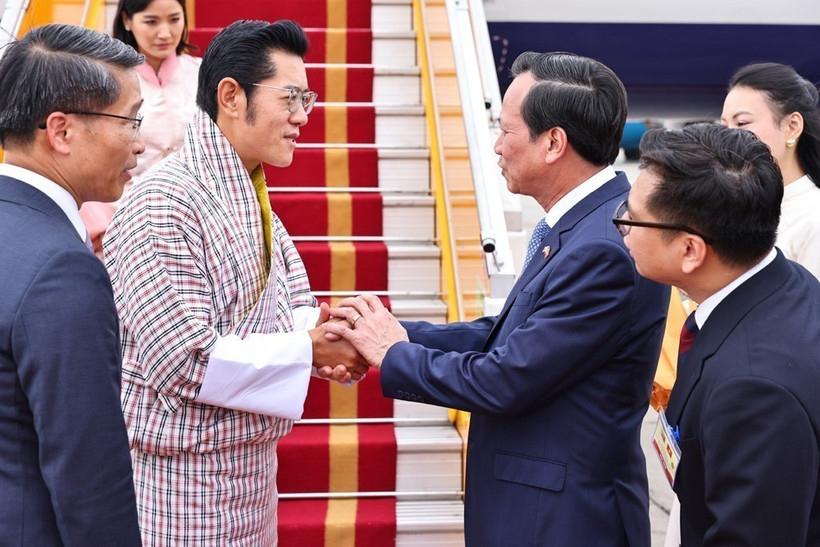 不丹国王格梅·凯萨尔·纳姆耶尔·旺楚克与王后今年下午抵达河内，开始对越南进行访问