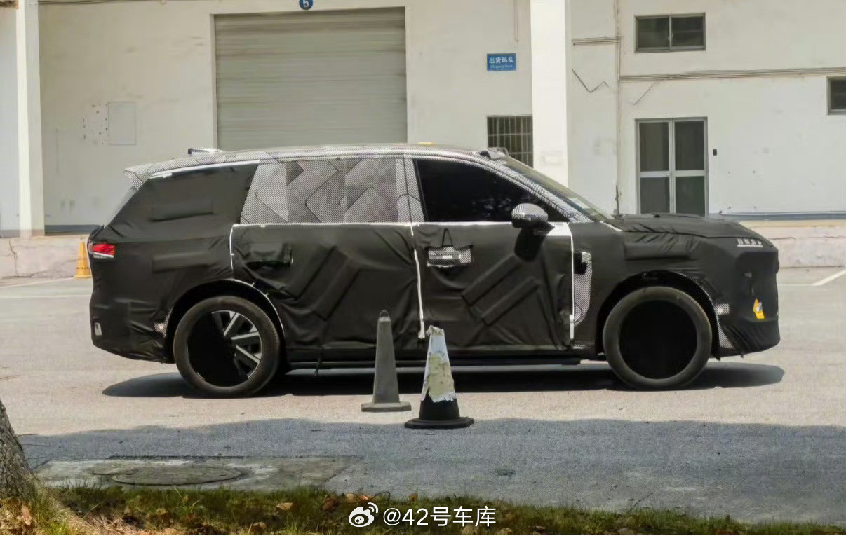 据说这是蔚来ES9，蔚来的车是越做越大了。42how新能源汽车蔚来​​​