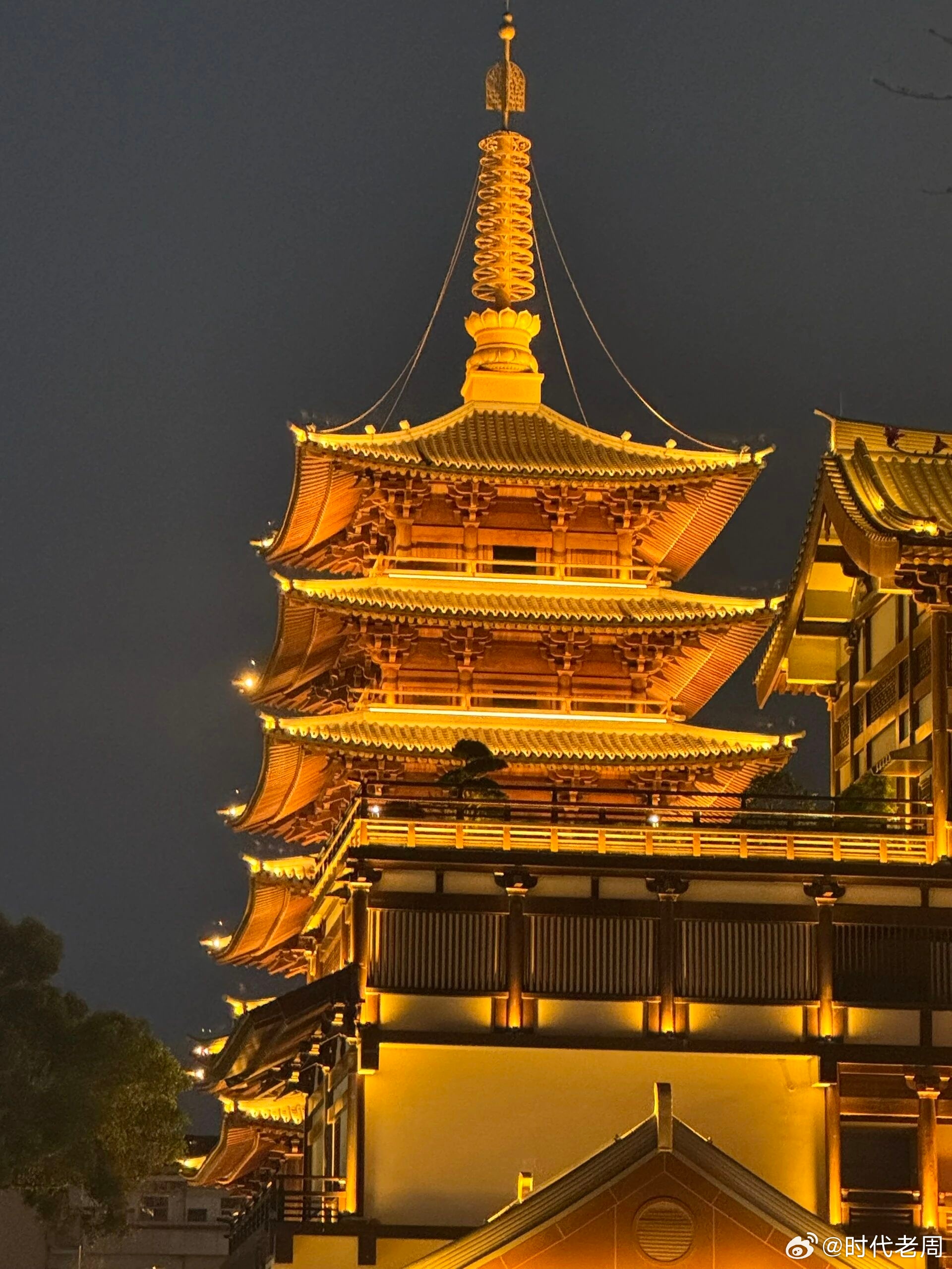 赵弘殷在这一连串的改朝换代中稳稳当当，可是自始至终都只是禁军一个不大不小的将领。