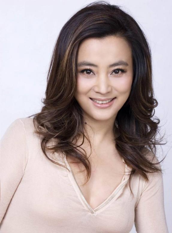 1997年,李玲玉嫁给犹太富豪杰瑞,新婚夜,李玲玉开玩笑地说:“你就不怕我嫁给你