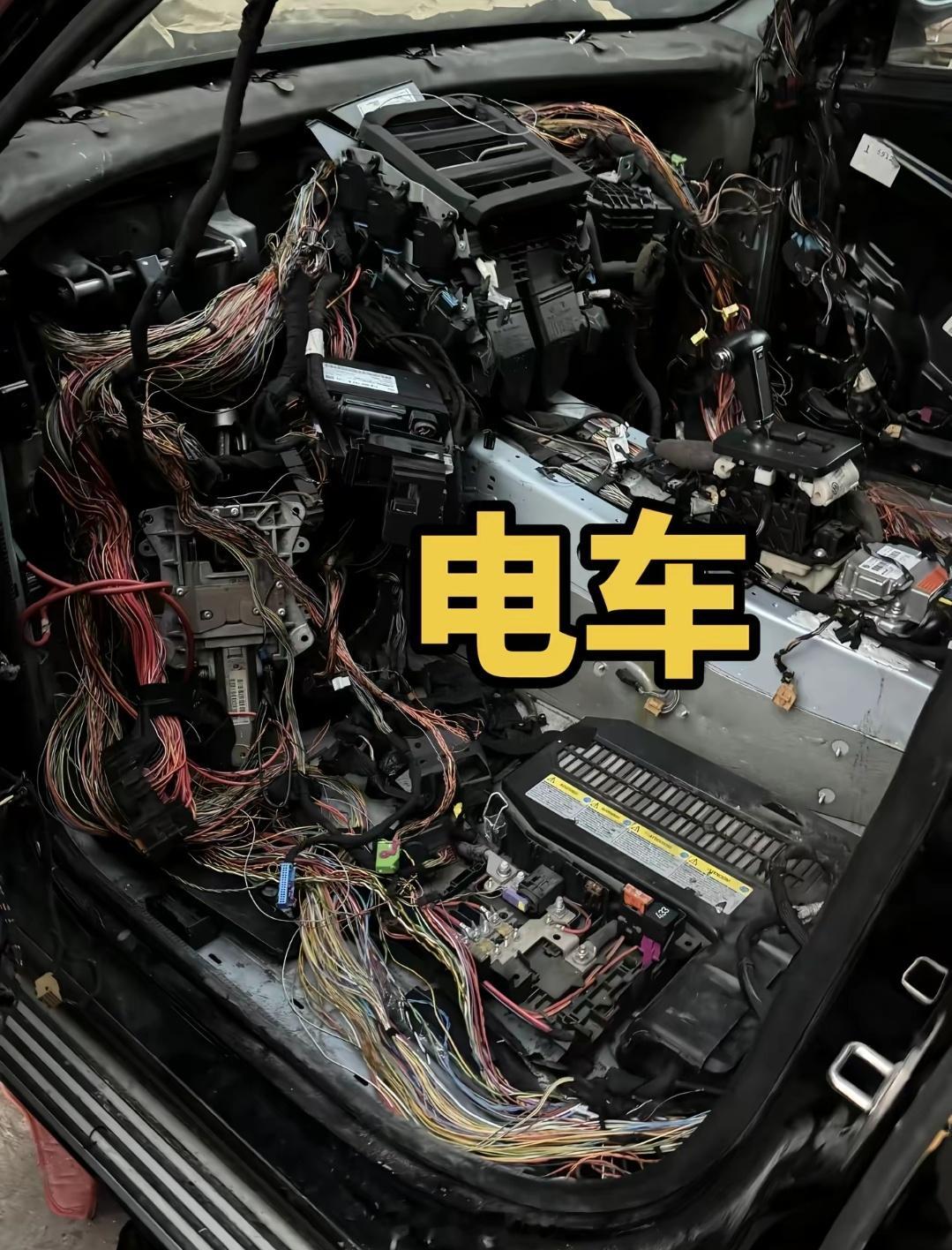 电工可以转行做汽修工了，一辆电车的线束大概有1.5千米，ModelS的整车线束