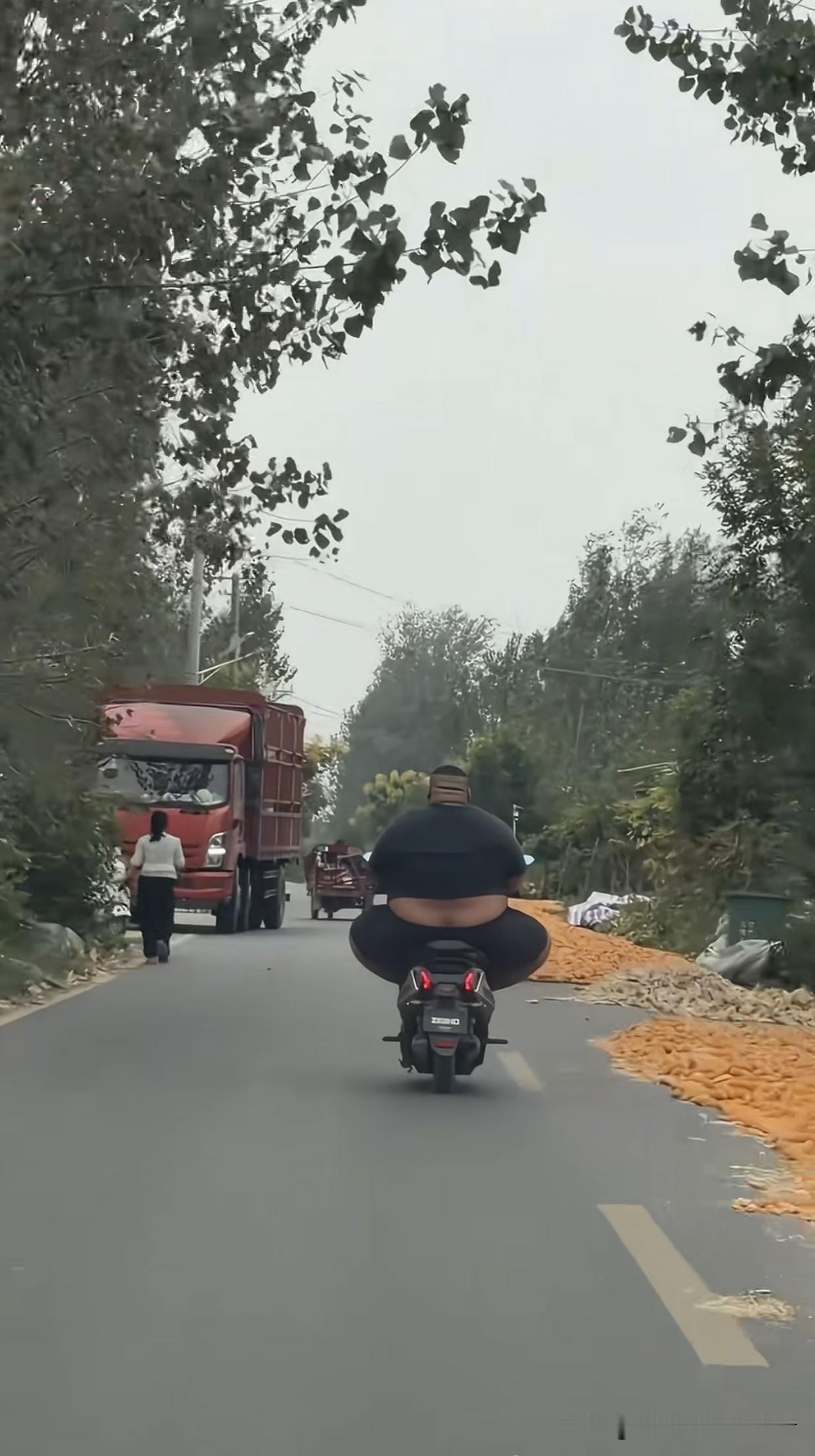 中国电动自行车为什么是刚需？这位大哥说明了一切。乡镇小道上，一位大哥骑着小