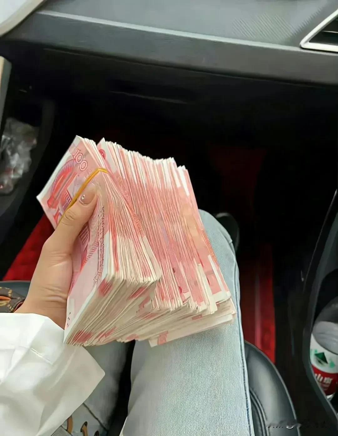 2025接近尾声，有人一年存十万，有人一月存十万，最可悲的要数背负贷款负债十万