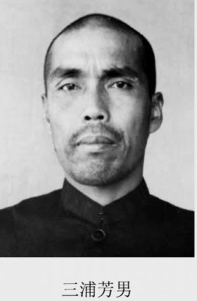 1942年，一个鬼子在杀害一位中国无辜农民前，为了过瘾一些，便把毛巾盖在了农民的