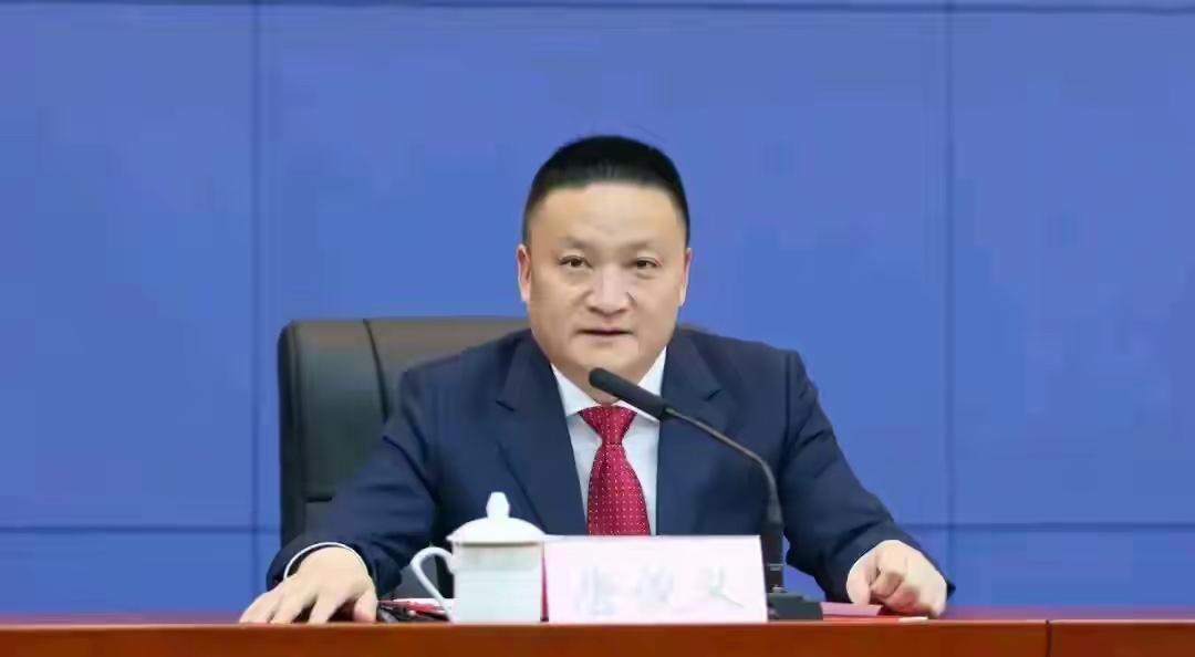 一觉醒来，重庆市纪委重拳出击，昨天晚上打下两位在职的厅级官员，重庆市纪委监委消息