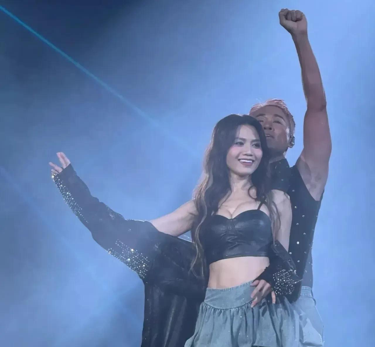 张馨月真的好大度，老公林峯和周秀娜贴身热舞！林峯香港演唱会非常热闹，又唱又跳，