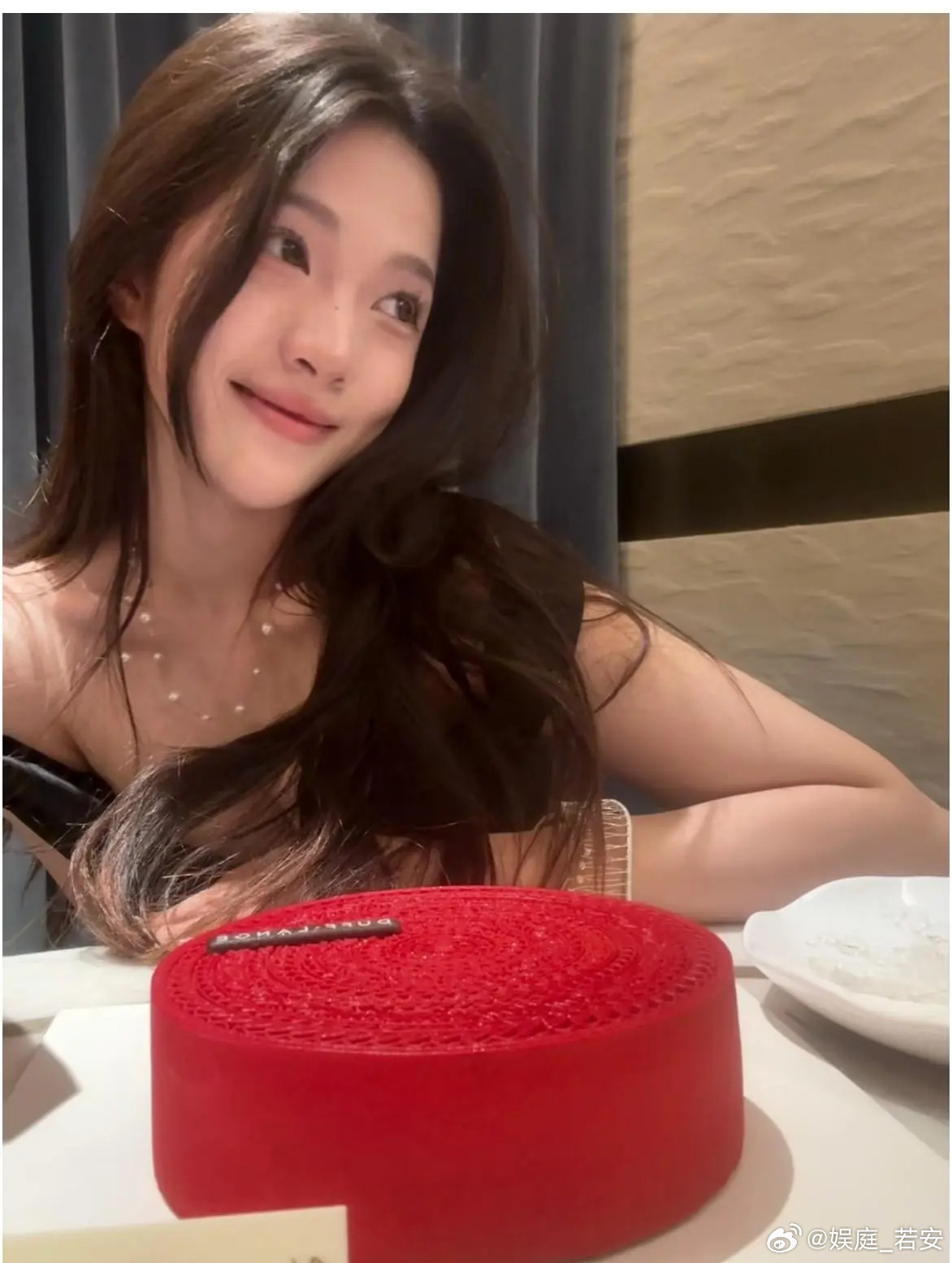 刘一诺的直播间突然黑屏。她刚刚抛出一个炸弹：我和檀健次，是柏拉图。没有身体接触。