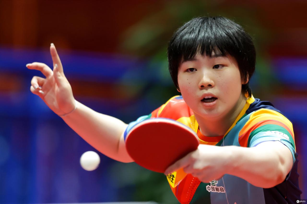 孙颖莎输给蒯曼，原因有四1，身体疲劳（常年连续征战）2，腿部有伤（移动较慢