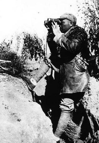 1956年，彭德怀到青海视察，检查哨位时，他问哨兵：“这么冷，你怎么不穿皮大衣？