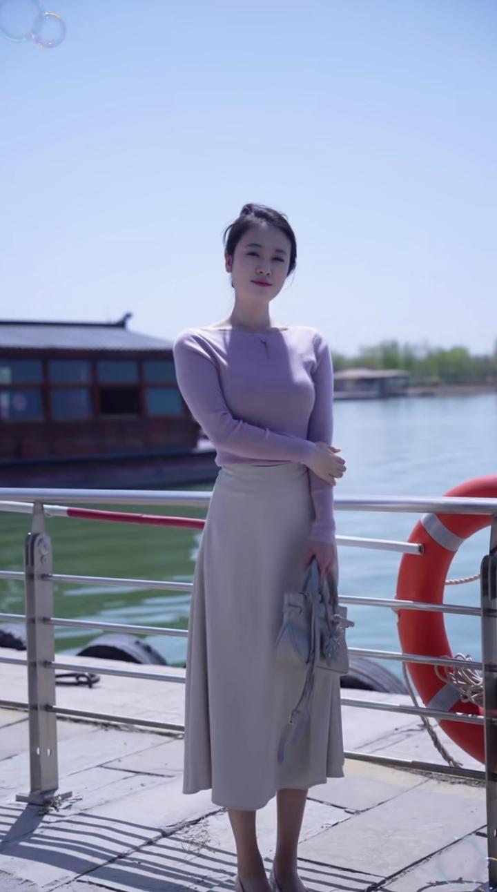 这是我老婆，平时自己收拾的挺干净，打扮的挺漂亮，就是不收拾家务！家里比较乱，我还