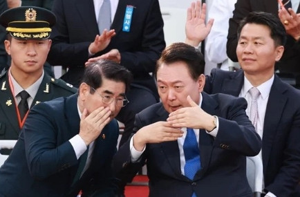 尹锡悦前高官被查当地时间7月3日，韩国前总统警卫处次长金成勋接受内乱特检组调查