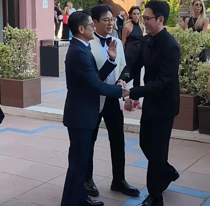 郭富城真的走到哪里都像东道主，虽然个子不高，但是郭富城人品高。走哪都是迷弟迷妹。