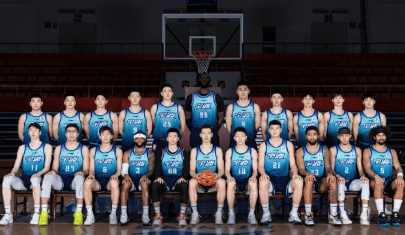 刘晓宇社媒分享新赛季定妆照图集: 第二十个赛季!