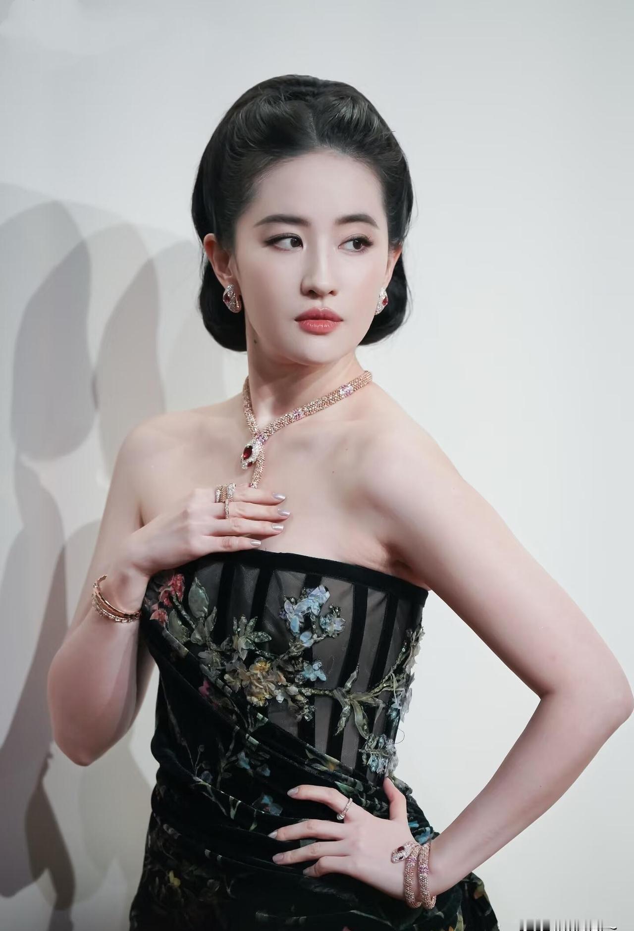 别再说刘亦菲穿衣服了。是那身衣服，在拼命穿她。最新的高定礼服，出自那位服务过