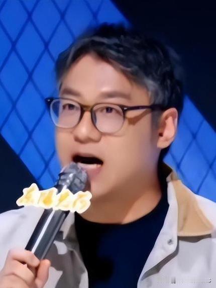 乐评人梁源为何毫无尴尬之感？乐评人梁源究竟有何背景，在参与的节目里仿若资深专家