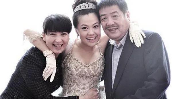 你在某度上，已经搜不到“中央戏剧学院”了。它被悄悄替换成了一个模糊的“艺术学院