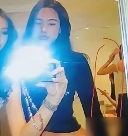 55岁钟丽堤被女儿自拍照片害惨了原来她那不长心的宝贝女儿自拍了张漂亮半身裸照，