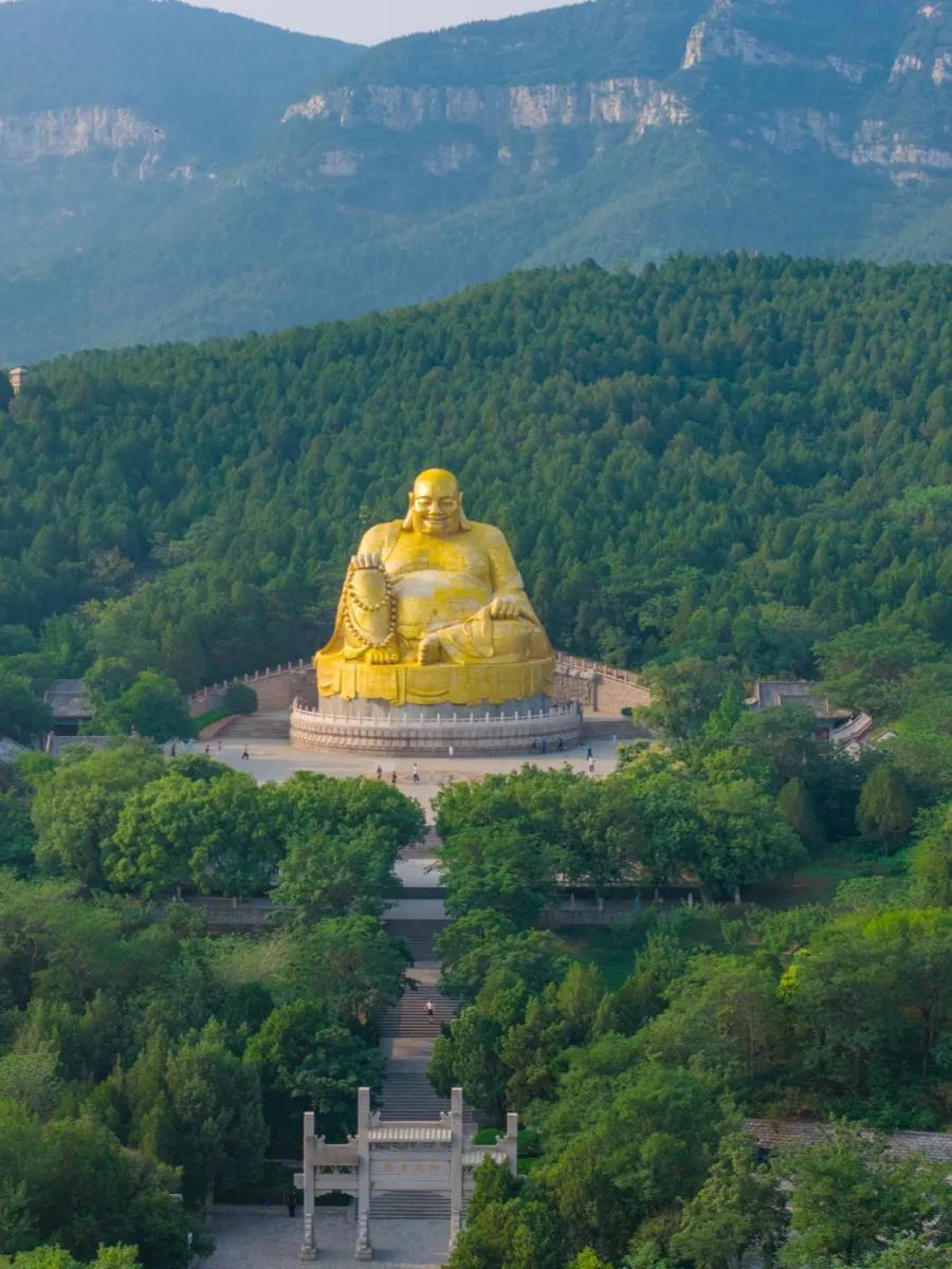 济南千佛山：城市中的灵秀之境踏入济南千佛山，仿佛走进一幅灵动的画卷。山峦起伏，