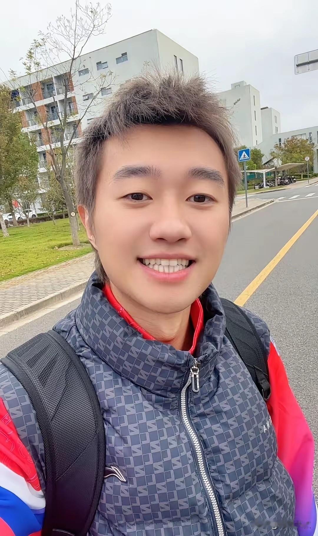 赵子豪晒出上海队队服，发文称:开盲盒，疑似不满意！网友建议:让东哥穿上看看[