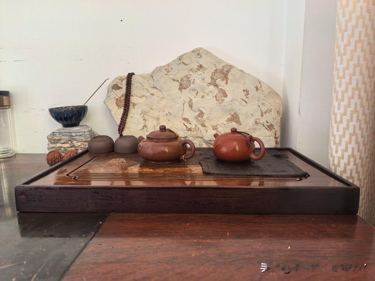 我的小小茶室是我心灵的避风港它面积不大布置却格外温馨古色古香茶桌上紫砂