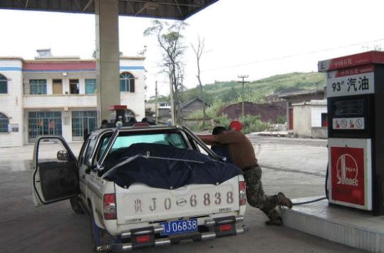 中东打仗，因为我开的也是燃油车，一听说打起仗来了，就想着赶紧去加油站加满油，结果