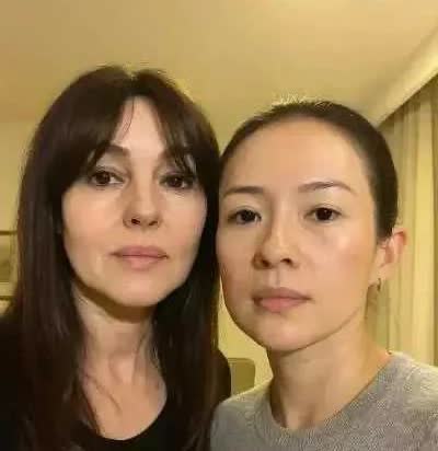 章子怡和“球花”莫妮卡·贝鲁奇无美颜滤镜合影，画面超有看点。61岁的莫妮卡身