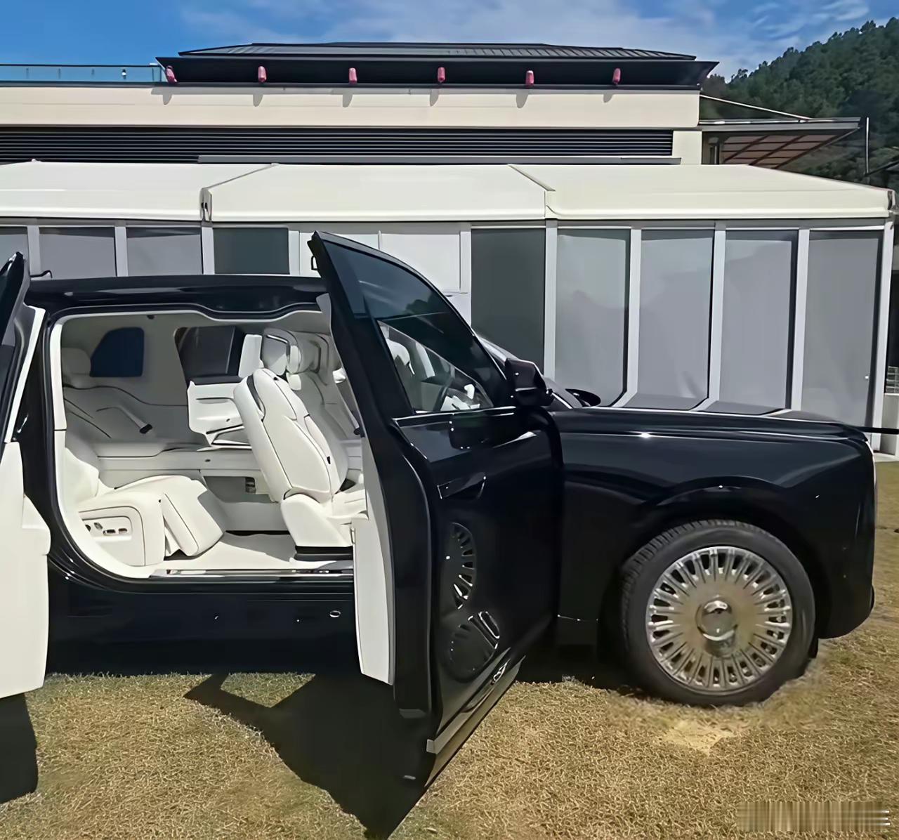 追觅库里南竟然有实车了​感受一下超奢旗舰SUV​不仅是对开门，还是无B柱，抄约库