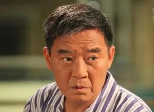 李立群说，活着没有意义，活看就是活看。我觉得能活着就算是个奇迹，哪能不珍惜。与人