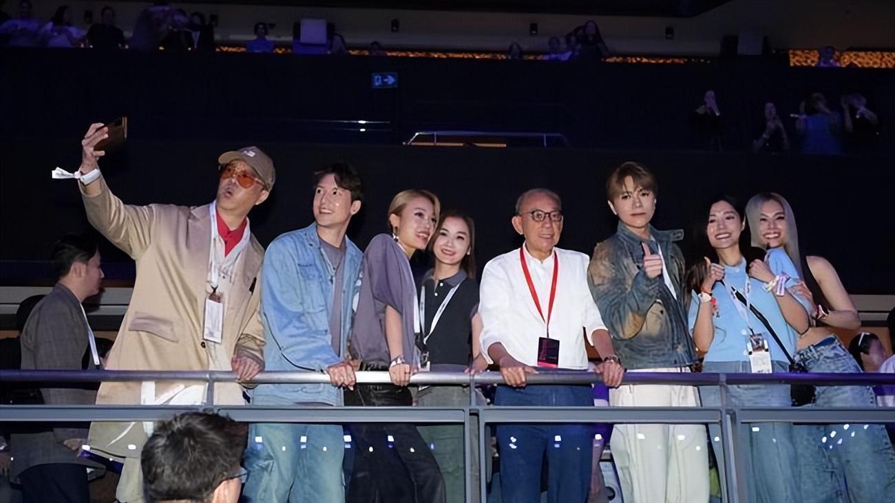 王菲现身谢霆锋演唱会,听《玉蝴蝶》时王菲陶醉起舞,状态似少女