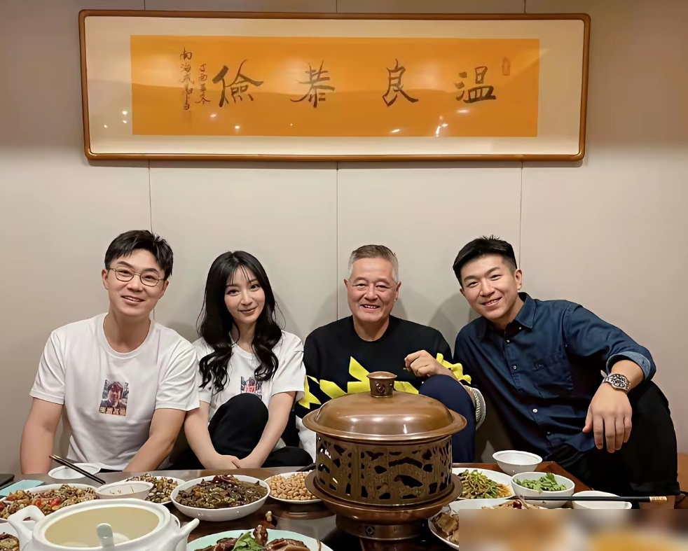 这张饭桌，藏着大鹏真正的靠山。《受益人》沈阳路演，大鹏柳岩没去应酬，直接杀到赵本山那儿吃酸菜锅。大鹏