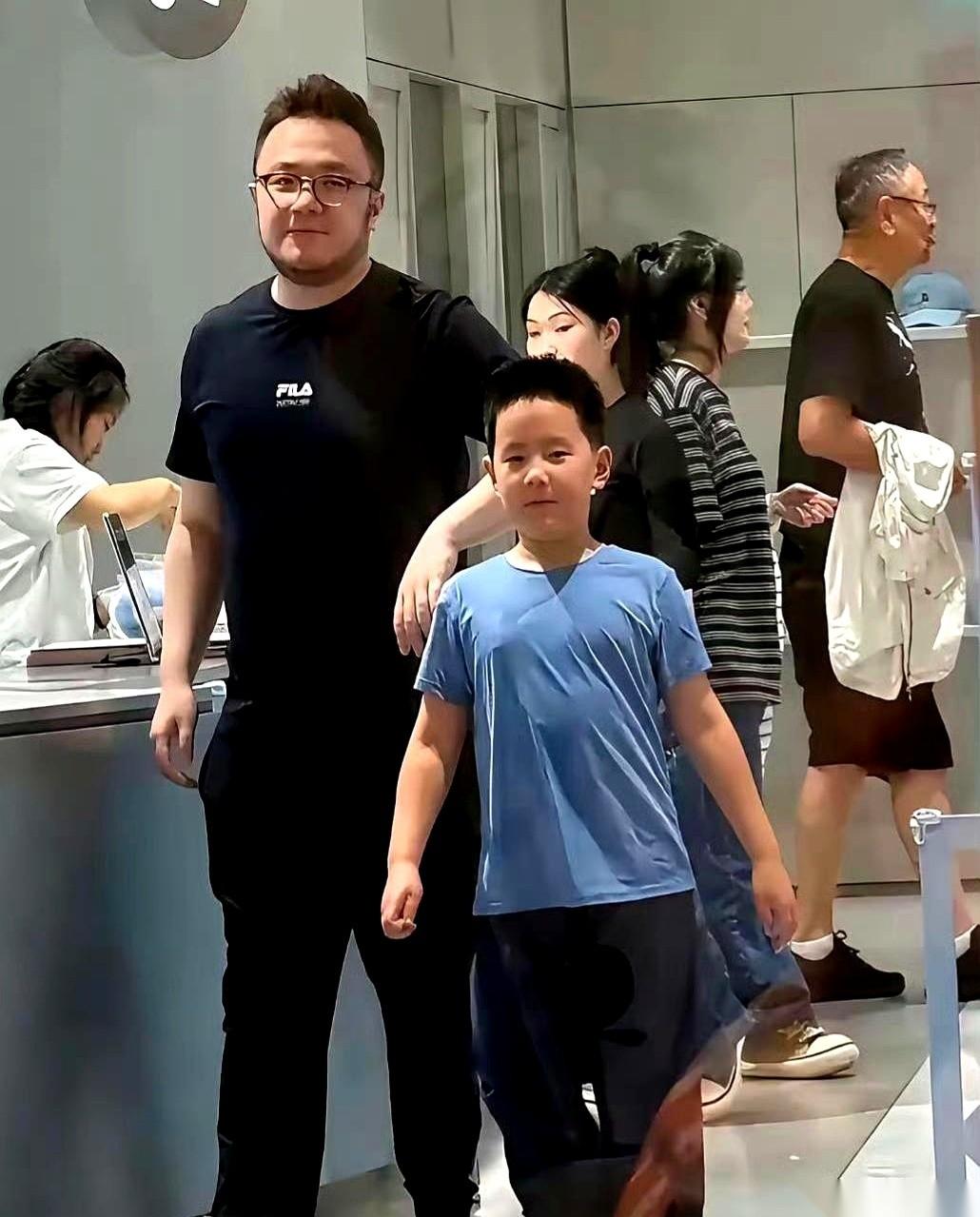 想象一下，你每天早晨洗脸照镜子，里面倒映出的，却是一张从小就把你当空气的男人的脸