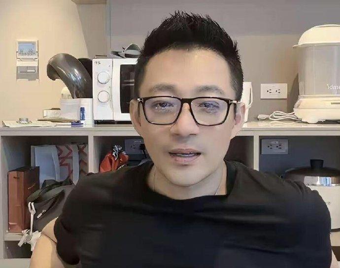 难怪当初大S会闪婚汪小菲，原来从某一角度来讲，这两人长得蛮像。汪小菲的打扮和气