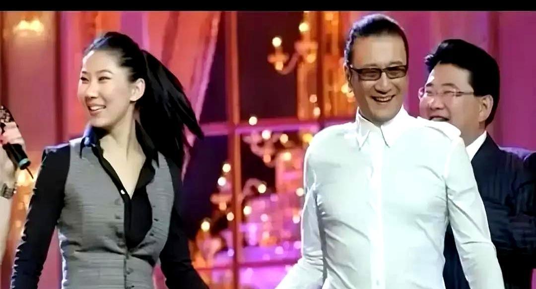 八十九岁了，女友小他四十九岁。分手后，有人发现她在直播里反复提起他名字。你发