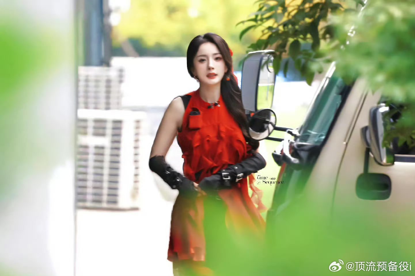杨幂把🍑的衣服穿出了高定的感觉，很华丽优雅的女王​​​​