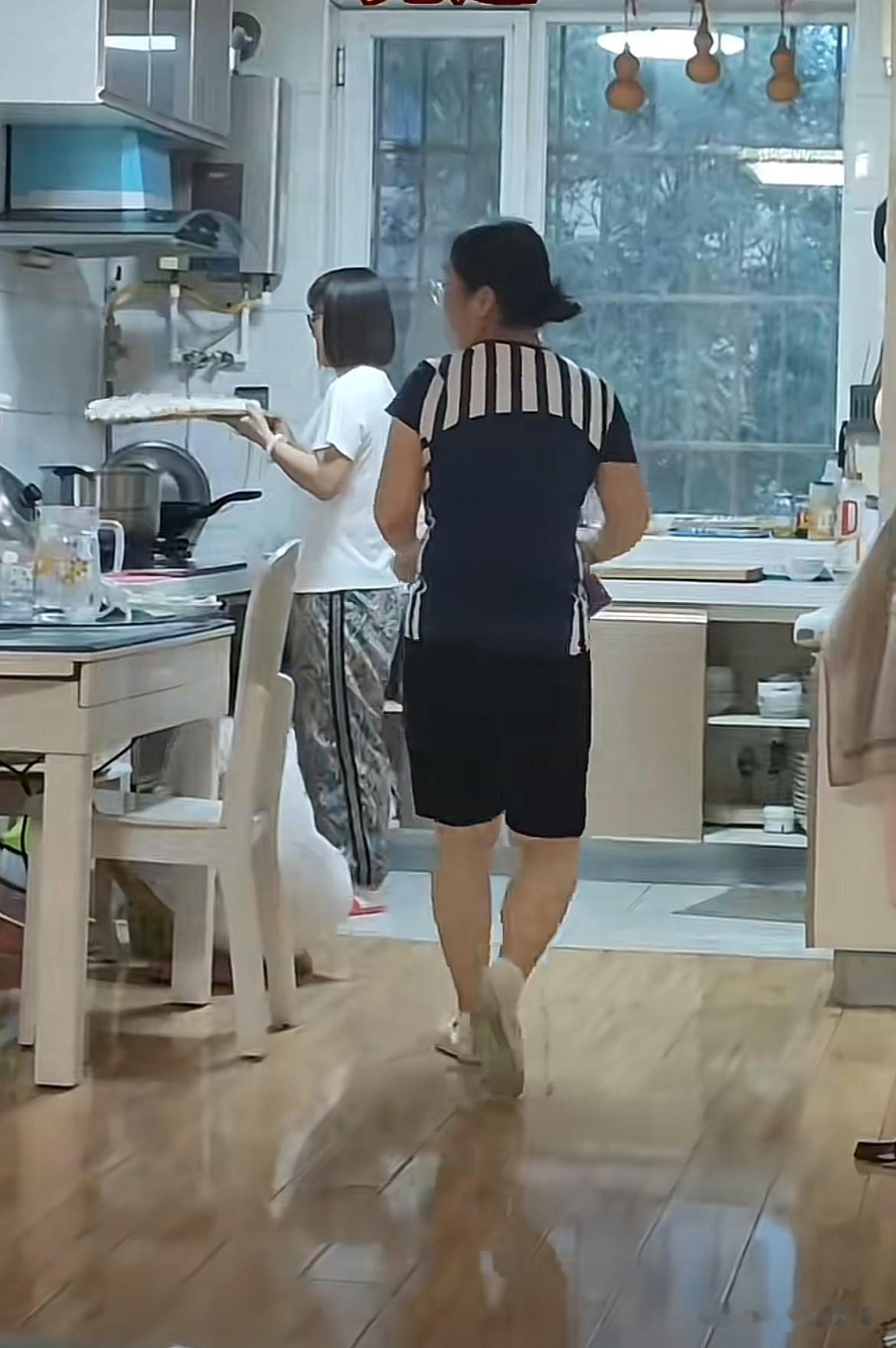媳妇跟她闺蜜上街，听闺蜜的建议，买了件上衣汗衫。回来就穿出来，让我参谋一下，