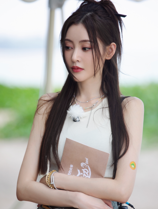 将沙滩上留下的每个脚印还给大海，日落时许下的每个愿望都留给明天