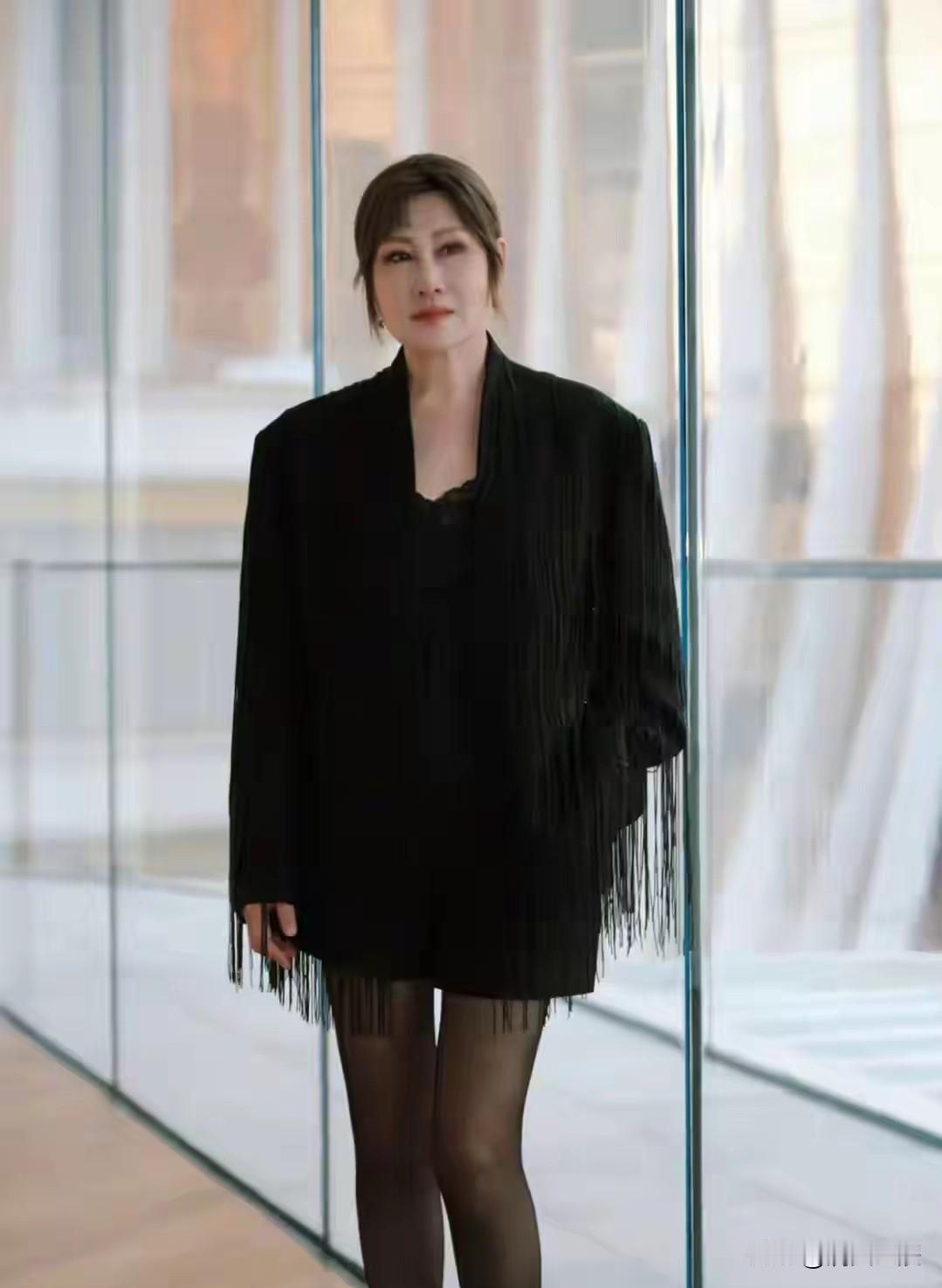 奥/门红毯上，63岁的张凯丽，再次因造型引爆话题。一头潮流长发，搭配流苏