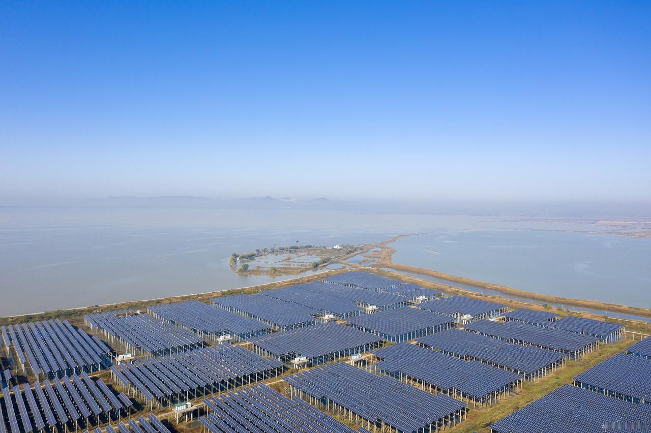 我国与美国光伏发电建设状况差别美国优势主要是因地形特别平坦，安装