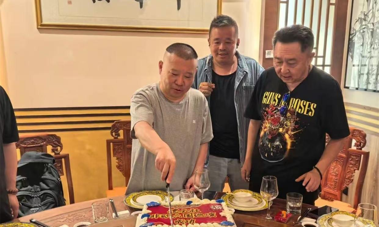 德云社非欧六国巡演成功，在意大利办庆功宴，郭德纲切蛋糕，聚会合影照被晒。蛋糕很